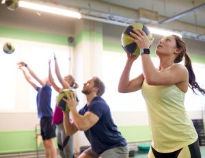 deporte en empresas 4 personas jugando basquetbol